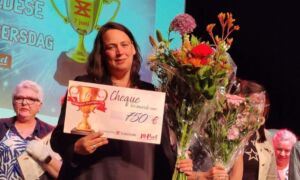 Evelien van Hattum met prijs winst Vrijwilligersprijs 2023 Evelien van Hattum