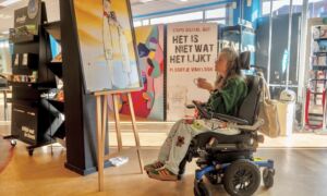 Floortje van Loon bij het veilingstuk uit eigen collectie met de veel betekenende kop koffie