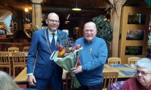 Fortuin krijgt lintje voor tijd bij Enschedese Zwembaden Gemeente Enschede