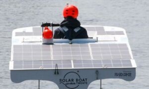 Foto boot Solar Boat Twente vliegt boven water