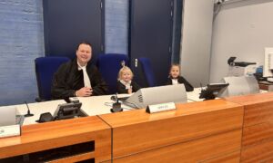 Foto op de stoel van de rechter in toga