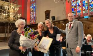 Foto overhandiging Twents Mandoline en Gitaar Orkest