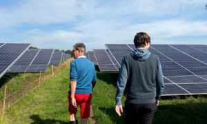 Inwoners Kees en Rogier lopen het zonnepark