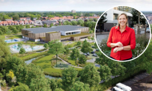 Foto Marieke ter Brugge en het nieuwe sportpark op de achtergrond
