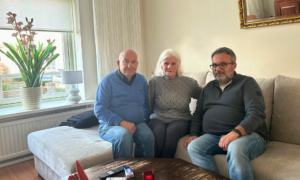 Harm Brummer met zijn schoonouders op de bank