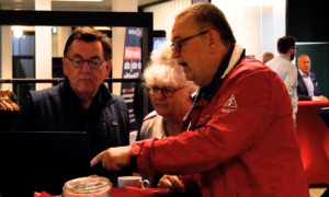Henk in gesprek met Enschedeers bij de lancering Enschede Kiest
