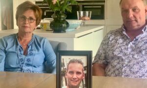 Hilma en Peter strooien straks de as van hun zoon uit op het speciale FC Twente uitstrooiveld Foto RTV Oost