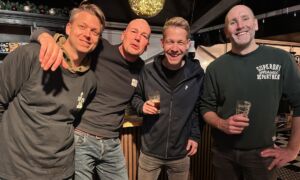 Bezoekers in het schaatscafé