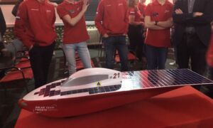 De onthulling van de tiende Twentse solarauto: de Red X