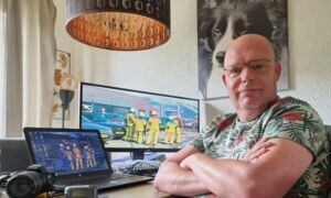 Jack Huijgens temidden van zijn apparatuur Foto Jack Huijgens