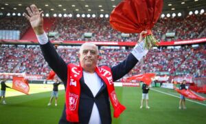 Jacob Malki tijdens afscheid FC Twente Media