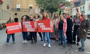 Jongeren en een enkele oudere protesteren voor meer betaalbare woningen in Enschede Foto RTV Oost