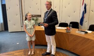 Kinderburgemeester Naomi en waarnemend burgemeester Gerrit Jan 2 jpg