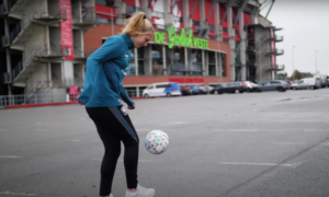 Lieske Carleer houdt bal hoog voor stadion FC Twente 1 Twente