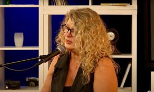 Lucette van den Berg zingt in Studio Balengebouw