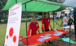 Medewerkers van de GGD Twente geven voorlichting over vaccineren Foto RTV Oost