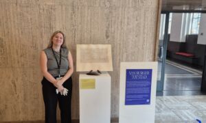 Meg Slot naast de replica van de stadsrechtenbrief van Enschede