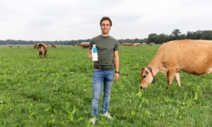 Boer Kees Schutte met zijn koeien en melk.