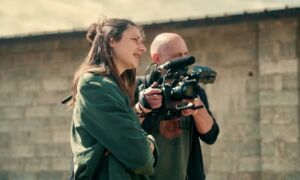 Milou Rientjes en Niek Pennings filmen The Unseen