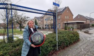 Monique Doldersum met de AED voor Plevier en Pijlstaart