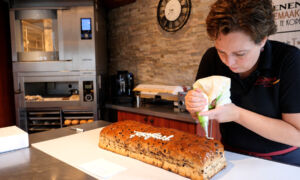 Nicole Schabbink versiert de krentenwegge