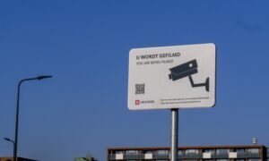 Nieuwe bordjes voor cameratoezicht naast de milieupleintjes