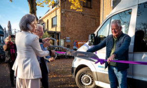 ONTHULLING BUURTBUS HAAKSBERGEN 20261030 LINT DOORKNIPPEN