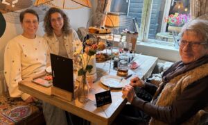 Oma Hermien met dochters bij Blond