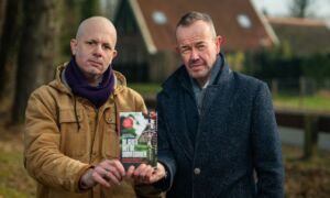 Auteurs Maarten Schoon en Jan Colijn voor de sekteboerderij.