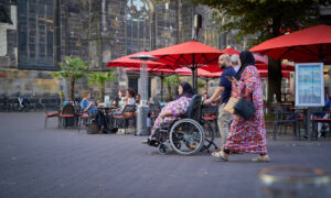 Oude Markt - hoofddoek - rolstoel