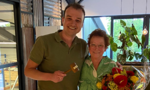Overdracht voorzittershamer Maria rechts en Marc links 2