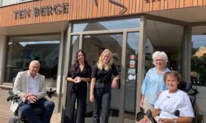 Overhandiging Deurbel aan Ten Berge Hairstylers foto 1