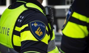 Politie geeft drugsvaten mee in verhuurd busje Foto RTV Oost Wouter de Wilde