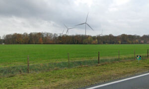 Pure Energie impressie windturbines Rijksweg 35 ter hoogte van het zonnepark Schukkinkweg