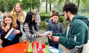 Raadslid Deniz Donmez deelt gratis boeken uit aan groep 8 leerlingen op basisschool Europa in Enschede Foto