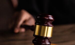 Rechter hamer uitspraak Pexels Ekaterina Bolovtsova