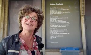 Regine Hilhorst bij haar gedicht op het station