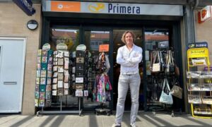 Roy ten Vergert voor zijn winkel aan de van Heekstraat in Enschede