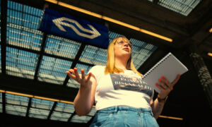 STADSDICHTER VERA BOERTIEN 20250808 100 MB 00 01 13 20 Still003