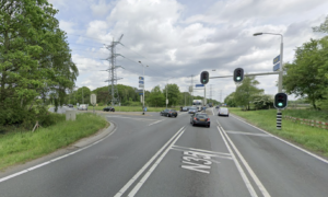 De verkeerslichten op de N35 met de Oostweg verdwijnen