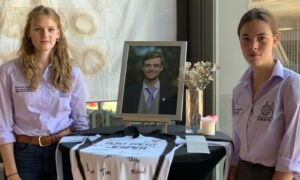 Sirius Request voor Jesper Benus studenten scheren hoofd kaal Foto RTV Oost