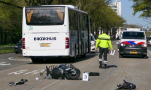 Snorfietsers gewond na aanrijding bus met kinderen Enschede News United Dennis Bakker