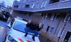 Stoere foto maken op politieauto foto politie enschede