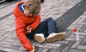 Stolpersteine poetsen Ernst Begrboer