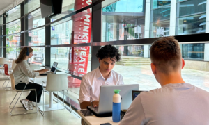 Studiewerkplekken in de foyer van het Wilminktheater