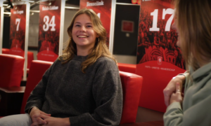 Suus Verdaasdonk met Anouk tijdens A Nouk vs de FC Twente Vrouwen 1 Twente