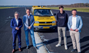 v.l.n.r. Gerben Groothuis en Jan Schuring (Twente Airport), Thijs Bosgoed (LUCY) en Robbert Jan Kooij (Oost NL).