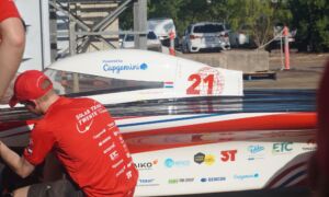 Uitpakken auto Solar Team Twente in Australie 2