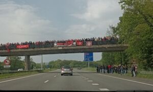 Uitzwaai actie FC Twente PSV foto Mark Spoelstra