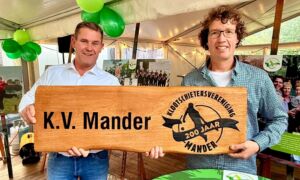 Voorzitter Paul Bels en bestuurslid Raymond Lenferink KV Mander
